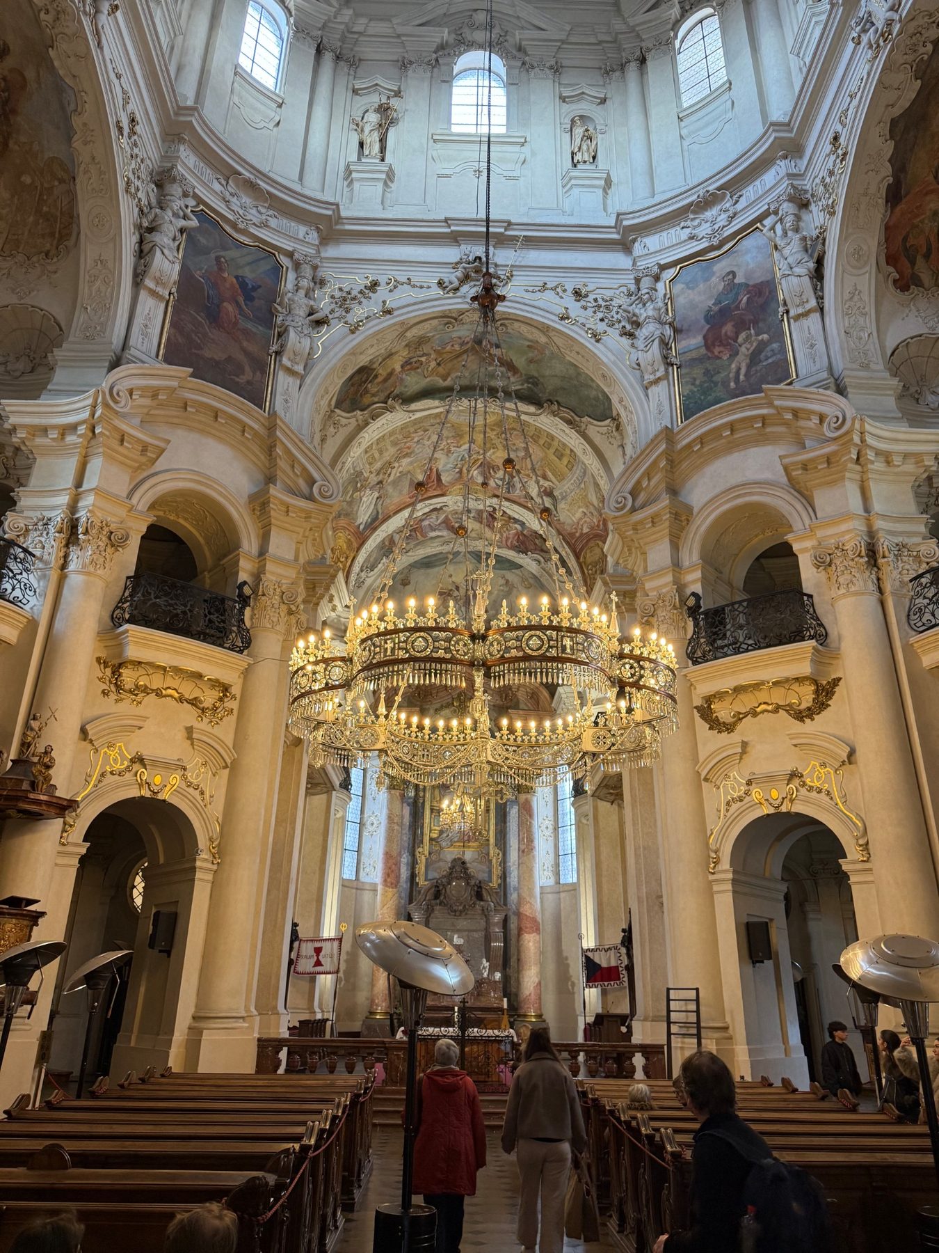 Rijk versierd interieur in Praag